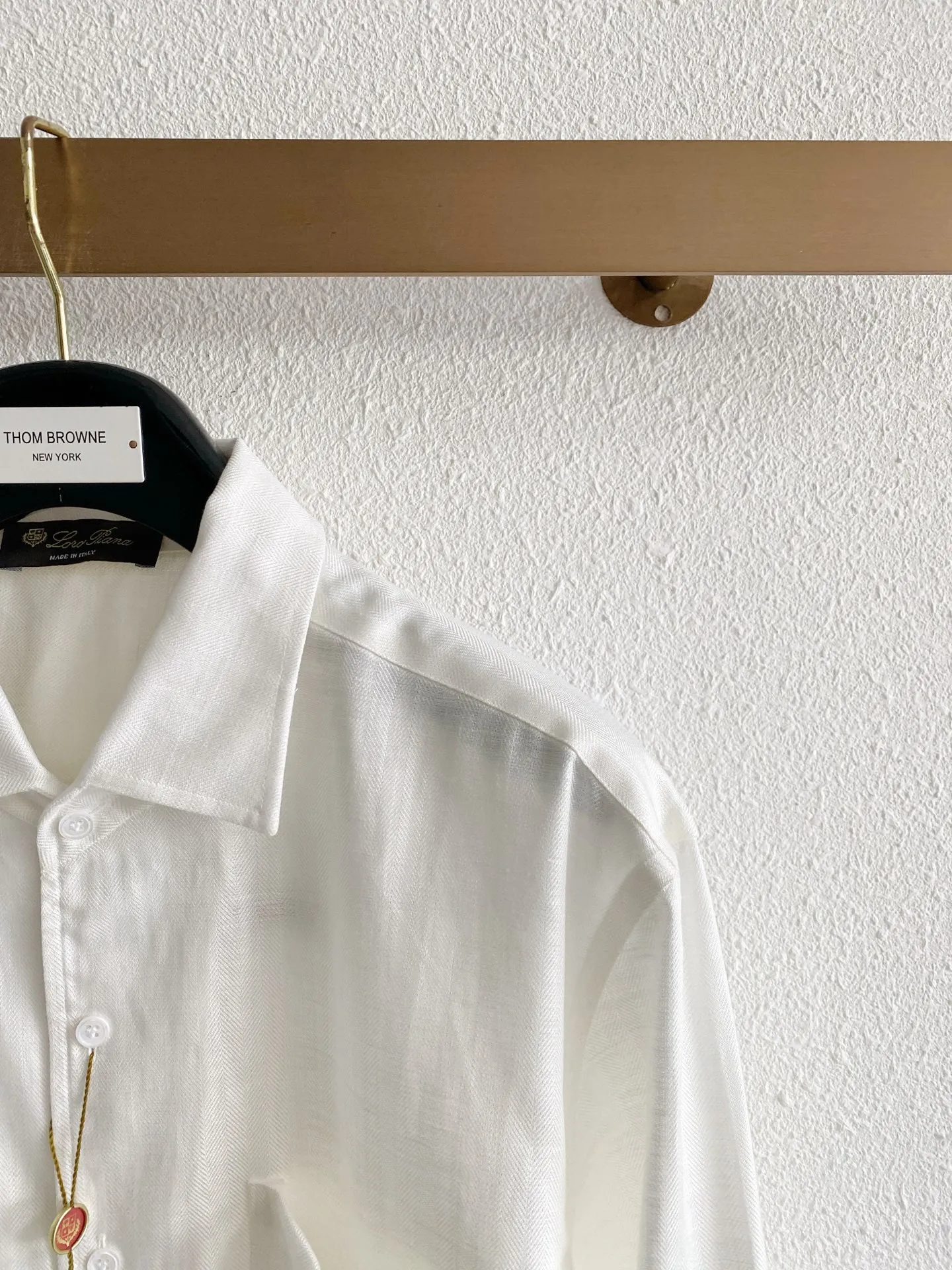 Loro Piana Tencel linen quiet luxury long-sleeved shirt Fabric characteristics: This high-quality fabric is made of Tencel + linen blend. The common ratio is 75% Lyocell Tencel and 25% linen, which takes into account the advantages of the two materials; Linen has its own natural fine texture, breathable and full, and has excellent heat dissipation when worn in spring and summer. It is not easy to sweat and stick to the body in hot weather; Tencel complements the shortcomings of pure linen, which is easy to wrinkle and rough to the touch. The fabric drape is better, feels smooth and soft against the skin, and will not prick the skin; the fabric has a matte high-end texture without dazzling gloss, which is in line with the quiet luxury of old money. Style and details: The collar is neat and standard with a pointed collar, and the collar has been shaped so that it is not easy to fold and collapse in daily life. It is suitable for casual wear with one or two buttons unbuttoned, and can also be neatly matched with a tie for light business scenes; it is loose and slightly dropped at the shoulders, and is very tolerant of body shapes with wide shoulders, slippery shoulders, and fat on the upper body, and the upper body is not tight and loose; The simple single patch pocket on the left chest is an iconic low-key design, which increases practicality without destroying the overall simple look; the cuffs of a regular formal shirt can be rolled up at will to create a casual atmosphere; the arc hem design is suitable for either tucking into the waistband or wearing it outside. Color matching: There are two basic colors in total. Pure white is suitable for bright wearing scenes, and oatmeal color has its own native linen tone, which is more resistant to daily dirt. Sizes:M-4XL